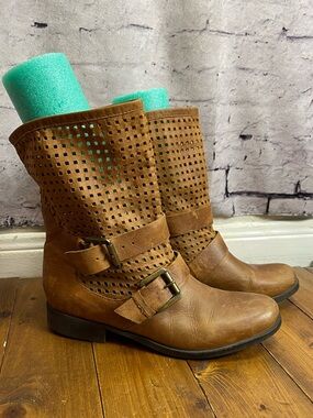 Steve Madden "Favvor" tan perforated leather ankle boots Womens size 8.5M